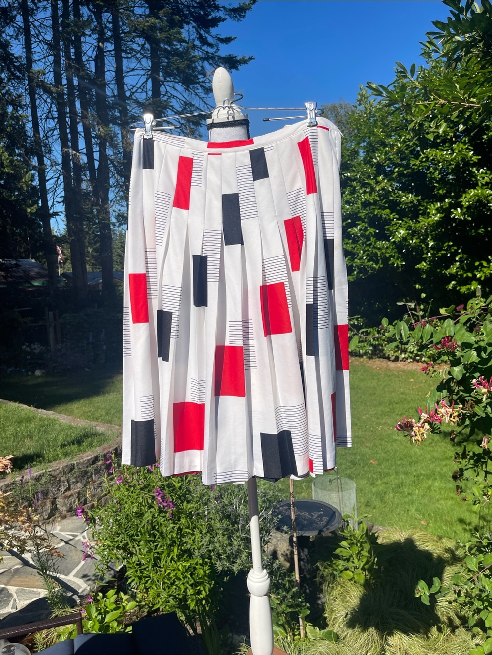 1970’s Vintage Pleated Geometric Print Skirt - Red & Black on White